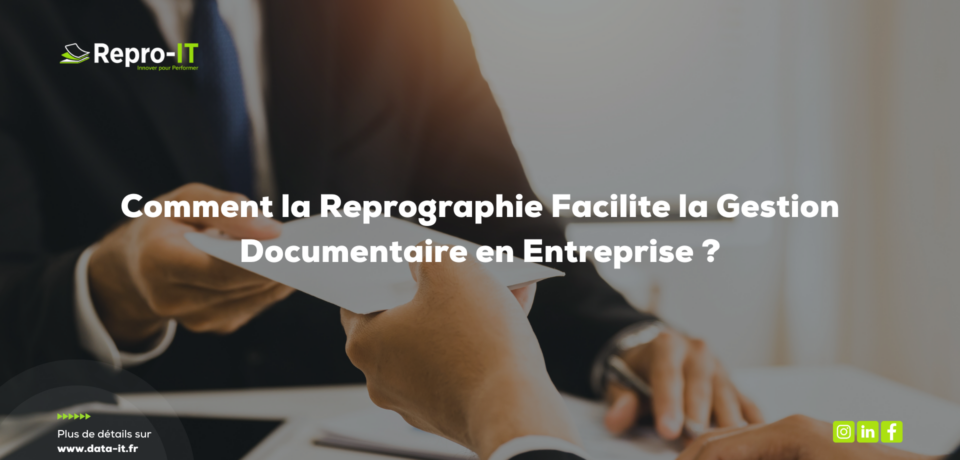 Reprographie et gestion documentaire : personne consultant un dossier papier à son bureau