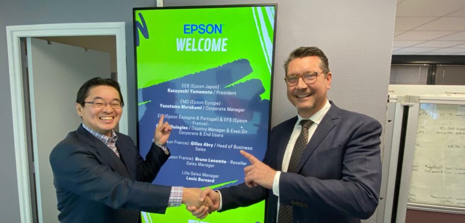 Rencontre avec Epson France chez Repro-IT, devant un écran de bienvenue en 2019