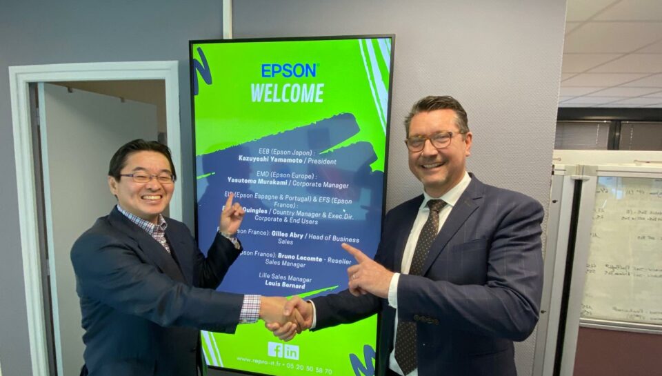 Rencontre avec Epson France chez Repro-IT, devant un écran de bienvenue en 2019