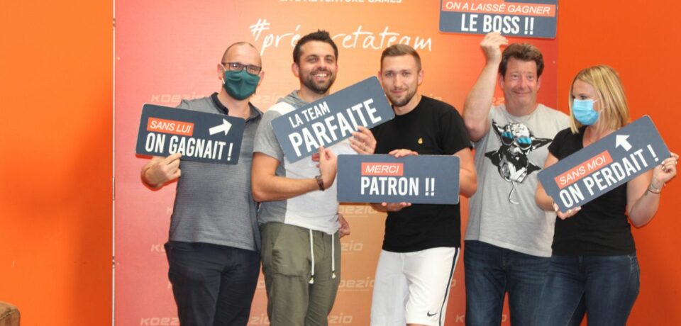 Participants à une formation Repro-IT posant avec des pancartes chez Koezio en 2020