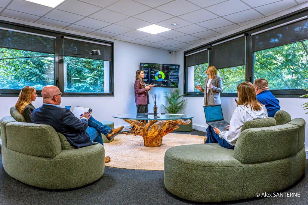 Présentation et échanges dans un espace de travail collectif du siège