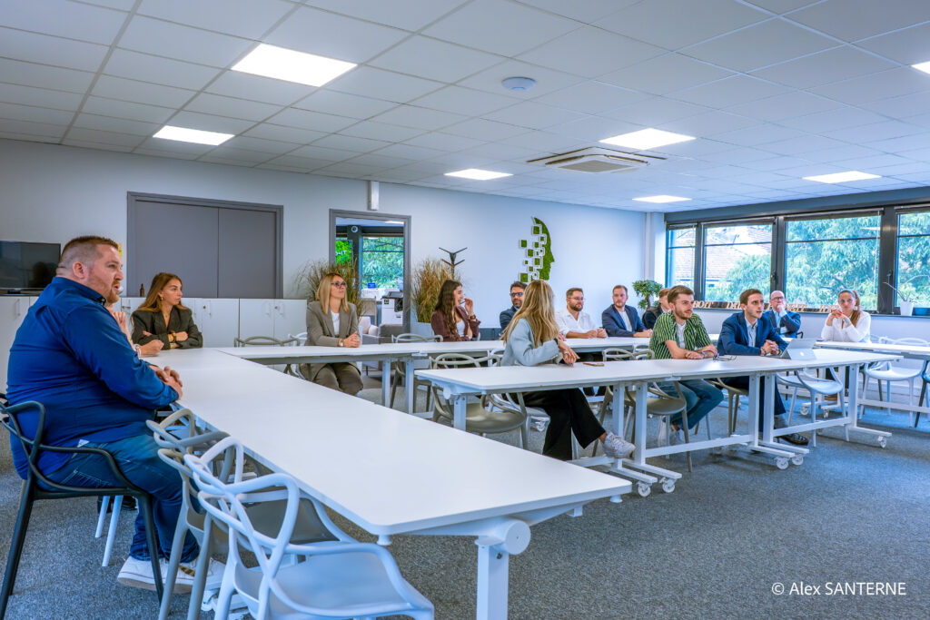 Collaborateurs réunis dans la salle de formation du siège IT & You