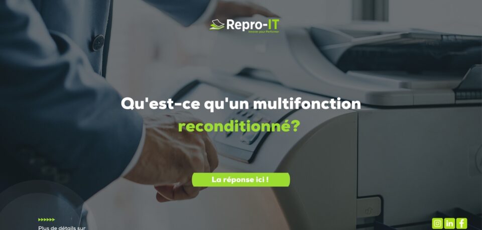 Présentation d’un photocopieur multifonction d’occasion reconditionné, avec une utilisatrice devant l’appareil