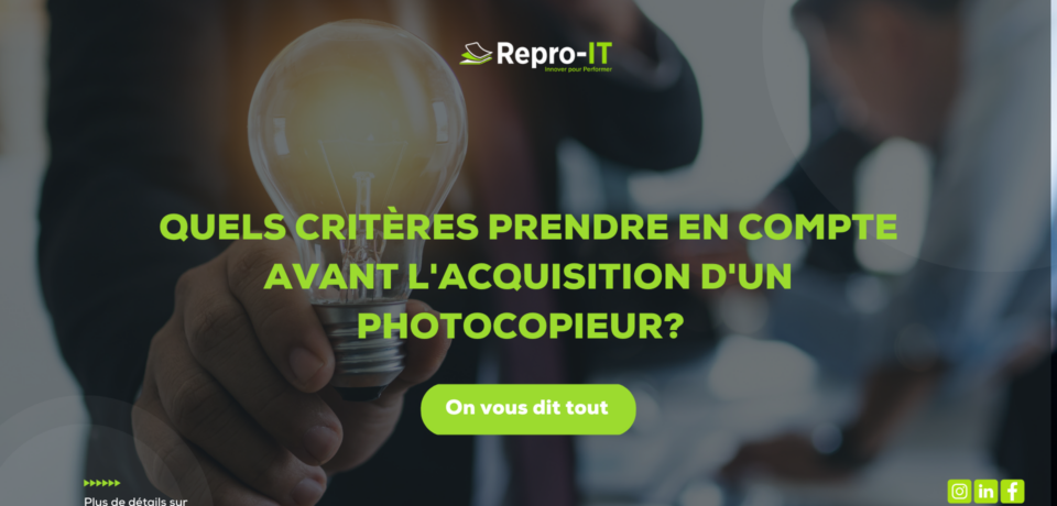 Choisir un photocopieur : visuel des critères de sélection avec une ampoule tenue à la main