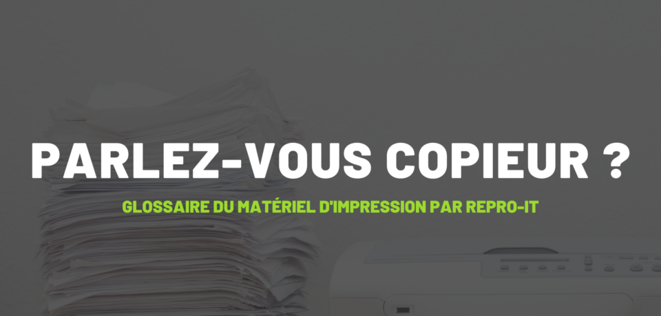 Glossaire du matériel d’impression : visuel Parlez-vous copieur devant une pile de documents