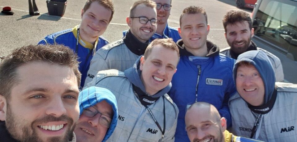 Équipe Repro-IT à Abbeville, réunie en tenue de conduite sur le circuit en 2019