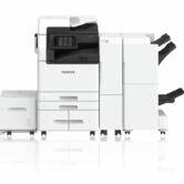 Fujifilm Apeos C7070 avec options de finition Multifonction Fujifilm Apeos C7070 présenté avec des options de finition et de capacité papier.