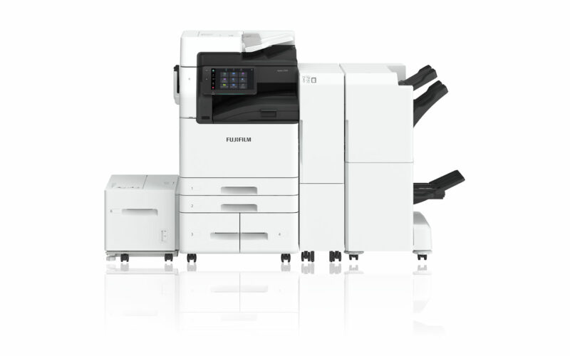Fujifilm Apeos C7070 avec options de finition Multifonction Fujifilm Apeos C7070 présenté avec des options de finition et de capacité papier.