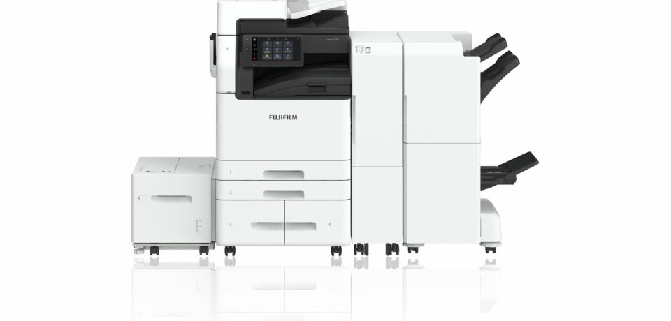 Multifonction Fujifilm Apeos C7070 présenté avec des options de finition et de capacité papier.