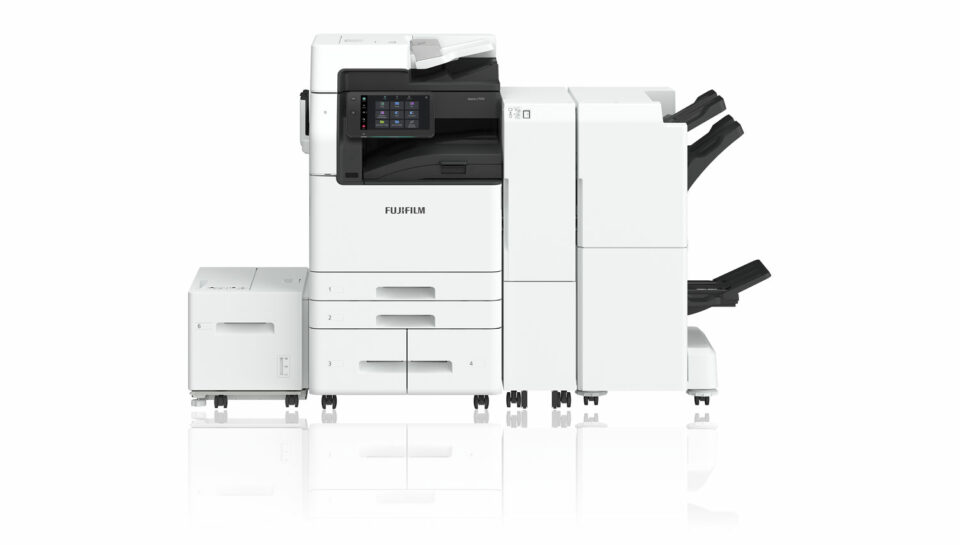 Multifonction Fujifilm Apeos C7070 présenté avec des options de finition et de capacité papier.
