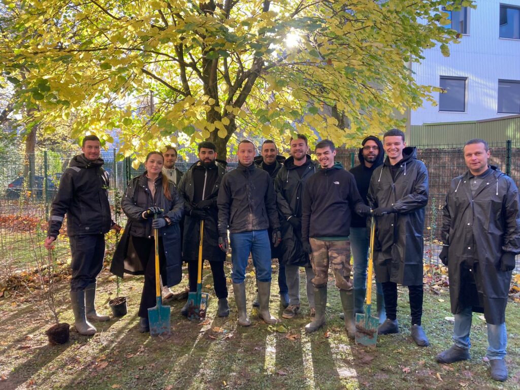 Les équipes Repro-IT lors d’une journée de plantation avec Bee City au siège en novembre 2024