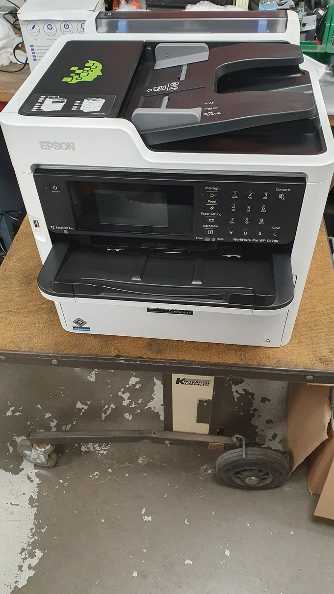 Imprimante Epson nettoyée et portant le marquage Re-Act, photographiée après reconditionnement