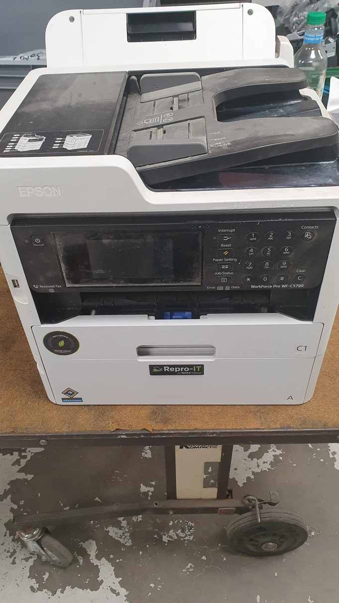 Imprimante Epson poussiéreuse, photographiée avant son reconditionnement