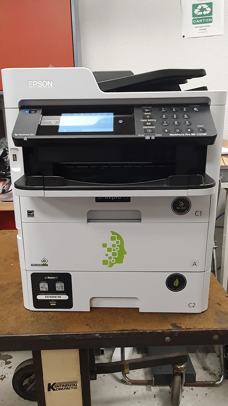 Imprimante Epson WF-C579 avec marquage Re-Act, posée sur un chariot d’atelier