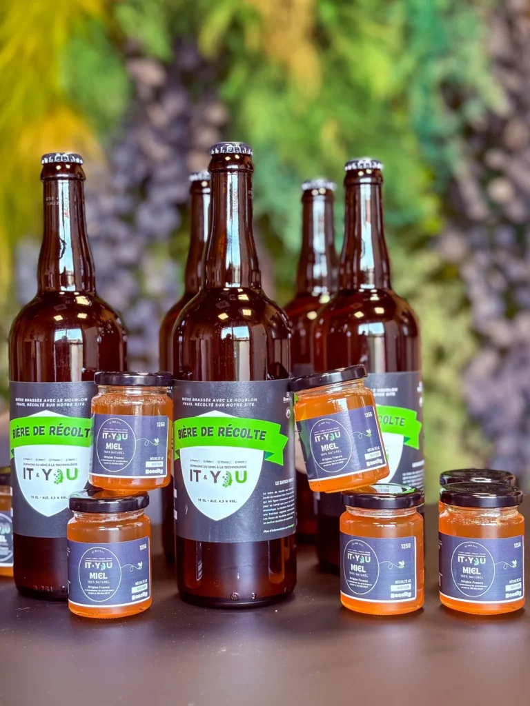 Pots de miel et bouteilles de bière de récolte du projet Bee City, aux couleurs IT & You