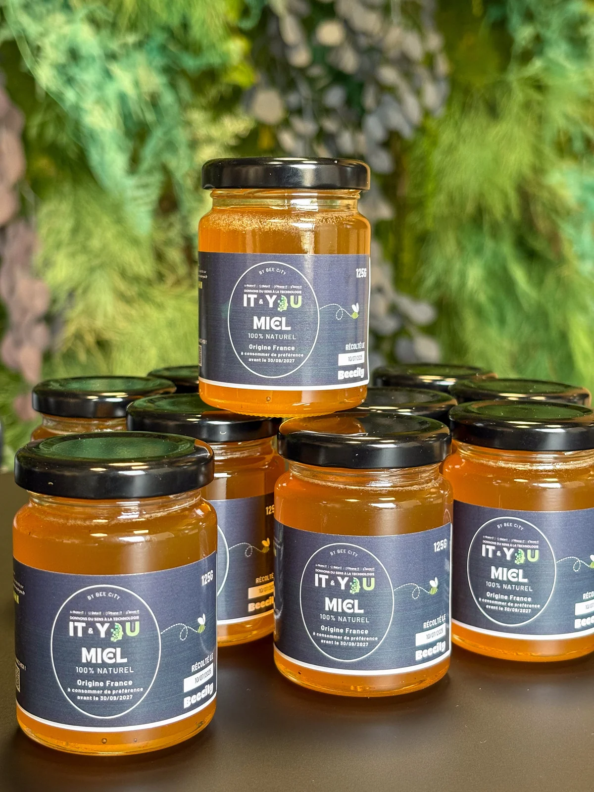 Pots de miel local aux couleurs du Groupe IT & You, issus du projet Bee City