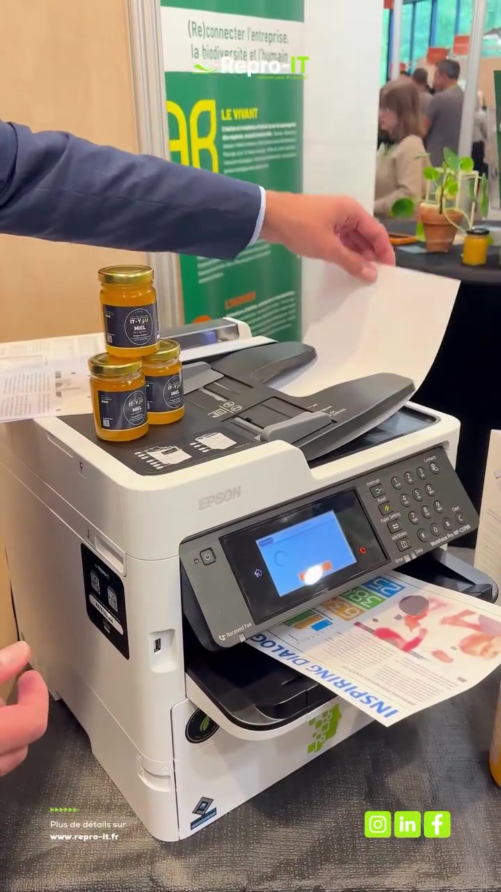 Démonstration d’impression Epson au salon My Green Biz, avec les pots de miel IT & You