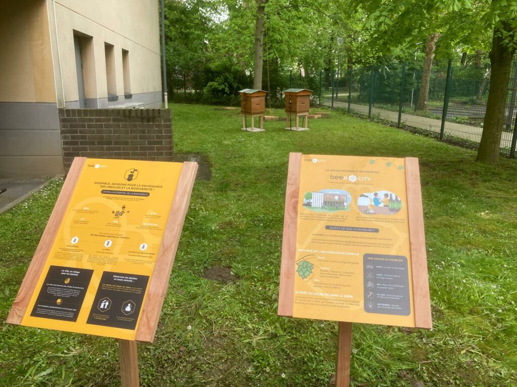 Deux ruches et panneaux pédagogiques Bee City installés au siège Repro-IT en avril 2024